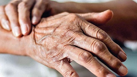 हाताची थरथर होण्याची कारणे काय?