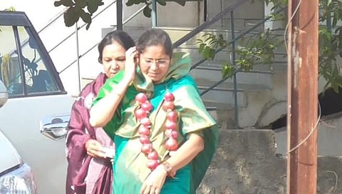 राष्ट्रवादी काँग्रेसच्या माजी आमदार तसेच राज्य महिला आयोगाच्या सदस्या दीपिका चव्हाण यांनी गळ्यात कांद्याची माळ घालून मतदान केंद्रावर हजेरी लावली. (छाया: सुरेश बच्छाव)