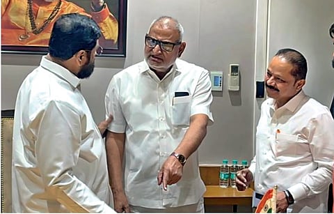 मुंबई: मुख्यमंत्री एकनाथ शिंदे यांच्यापुढे आपली भूमिका मांडताना आमदार माणिकराव कोकाटे. समवेत शिवसेनेचे उपनेते अजय बोरस्ते.