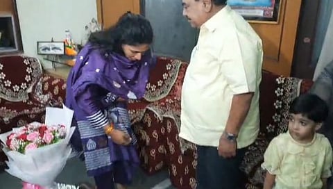 जळगाव : खासदार रक्षा खडसे यांनी वाढदिवस साजरा करून मतदानाच्या दिवशी सासरे एकनाथ खडसे यांचा आशीर्वाद घेतला.