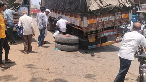 पिंपळनेर : राष्ट्रीय महामार्गावरील खड्ड्यांमुळे मालट्रकचा एक्सेल तुटला आणि ….