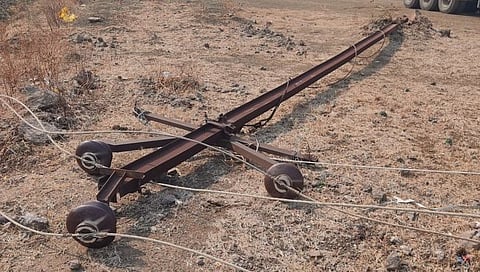 वणी येथे वादळी वाऱ्यासह पाऊस पडताच काही ठिकाणी विजेचे खांब वाकले काही पडले. (छाया- अनिल गांगुर्डे )