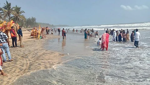 गणपतीपुळेत समुद्राची पाणी पातळी वाढली; यंदाही मोठ्या लाटांची भीती