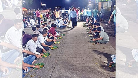 नाशिक : गावजेवणाचा एकत्र आनंद घेताना गावकरी.