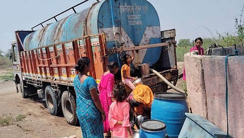 मालेगाव : मेहुणे येथील ग्रामपंचायत मालकीच्या विहिरीत टाकण्यात येत असलेले पाणी. (छाया : निलेश शिंपी)