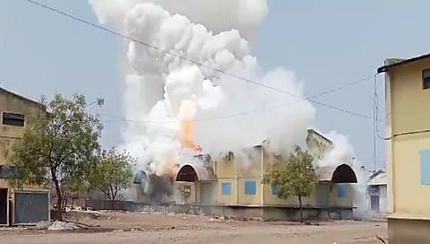 धुळ्यात फटाक्याचा साठा ठेवलेल्या गोदामाला आग, अग्नि प्रतिबंध यंत्रणा कार्यान्वित नसल्याचा धक्कादायक प्रकार उघड