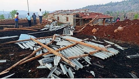 सुरगाणा : चक्रीवादळामुळे गोणदगड येथील आनंदा चौधरी या शेतक-याचे घरावरील पत्रे व वासे उडाल्याने मोठे आर्थिक नुकसान झाले आहे.