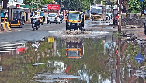 शहरात ठिकठिकाणी असे पाणी साचले होते (छाया-हेमंत घोरपडे)