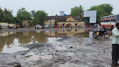 जळगाव : वळवाच्या पावसामुळे भुसावळ बसस्थानकाचे झाले तलाव