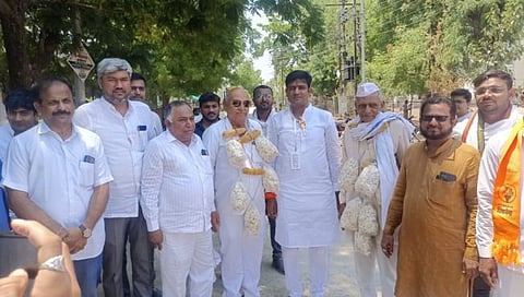 Jalgaon Lok Sabha | गळ्यात कापसाची व मक्याची माळ घालून मतदान, अमळनेर तालुक्यातील शेतकऱ्यांकडून निषेध