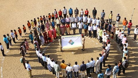 जळगाव : महाविद्यालयातील विद्यार्थ्यांचा नारा “तारीख तेरा, मतदान मेरा”