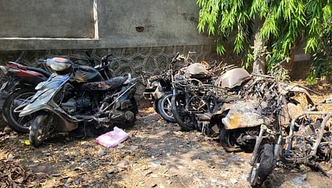 वाहनांची जाळपोळ (छाया -हेमंत घोरपडे )