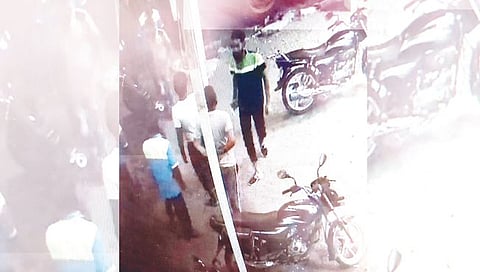 झोडगे : येथील कृष्णा पेट्रोल पंपावर गोळीबार करणारा अज्ञात व्यक्ती सीसीटीव्हीत कैद. (छाया: निलेश शिंपी)