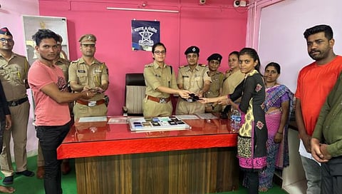 जळगाव : गहाळ झालेले १२ मोबाईल हस्तगत नागरिकांना केले परत