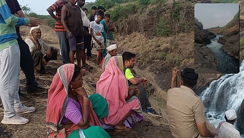 बुडालेल्या व्यक्तींचा शोध घेतांना पथक इनसेटमध्ये वैतरणा धरणातून मुंबईकडे जात असलेले पाणी