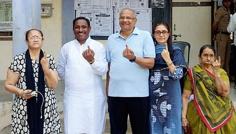 नंदुरबार लोकसभेसाठी शिरपूर आणि साक्री मधून मतदानास सुरुवात झाली असून माजी मंत्री अमरीशभाई पटेल यांनी मतदानाचा हक्क बजावला आहे.