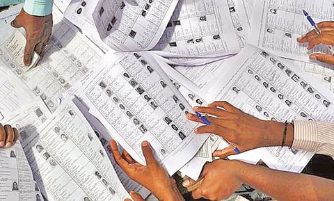 धुळे : मतदारांच्या मदतीसाठी जिल्हाधिकारी कार्यालयात नियंत्रण कक्ष स्थापन