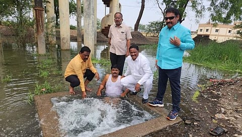 धुळ्यात ऐन उन्हाळ्यात महानगरपालिकेकडून लाखो लिटर पाण्याची नासाडी होत असल्याने शिवसेना महानगरप्रमुख धीरज पाटील यांनी आंघोळ करून निषेध व्यक्त केला.