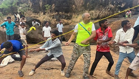 इगतपुरी : पाण्यात बुडालेल्या पर्यटकाचा मृतदेह काढताना बचाव पथक. (छाया: वाल्मिक गवांदे)