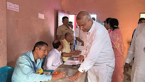 जळगाव : रावेर येथे मतदानाचा हक्क बजावताना राष्ट्रवादी काँग्रेस शरद पवार गटाचे उमेदवार श्रीराम पाटील