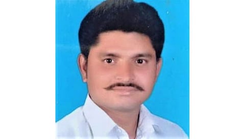 जळगाव: चोपडा येथे ‘त्यांनी’ थेट गळ्यात कांद्याची माळ घालून बजावला मतदानाचा हक्क