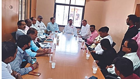 लासलगाव : ग्रामपंचायत येथे पाणी प्रश्न संदर्भात मार्गदर्शन करताना तहसीलदार विशाल नाईकवाडे, गटविकास अधिकारी महेश पाटील, जयदत्त होळकर आदी