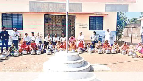 चांदवड : गेल्या महिनाभरापासून नळाला पाणी येत नसल्याने संतप्त नागरिकांनी तळवाडे ग्रामपंचायती समोर मांडलेला ठिय्या. (छाया : सुनील थोरे)