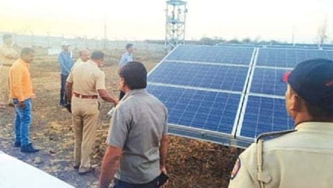 Dhule News | पवन ऊर्जेसह सोलर प्रकल्पाची निजामपूर पोलिसांकडून पाहणी