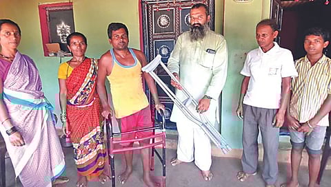 फणसपाडा : झाडावरून पडल्याने अपंगत्व आलेले अंबादास वाघेरे यांना कुबडी आणि अन्य साहित्य भेट देताना उमेश कुमार नागरे. समवेत देविकाबाई वाघेरे आणि कुटुंबीय.