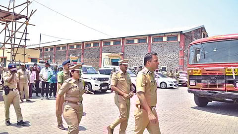 नाशिक : अंबड येथील गोदाम परिसरात सुरक्षेची पाहाणी करताना पोलिस आयुक्त संदीप कर्णिक व अन्य अधिकारी. (छाया : हेमंत घोरपडे)