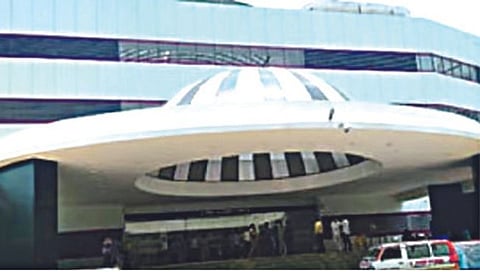 संतापजनक! सर्जनच्या तडकाफडकी बदलीचा खेळ; चिमकुलीवर शस्त्रक्रियेसाठी नाही त्यांना वेळ