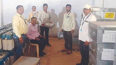 मालेगाव : मालेगाव बाह्य विधानसभा मतदारसंघातील बॅलेट युनिट जोडणी कामाचा आढावा घेताना तहसीलदार नितीनकुमार देवो.