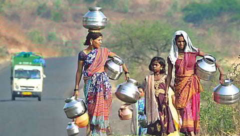 Water Scarcity | चकाकणारा रस्ता मोहवतोय, पण भटकंती… पिण्याच्या पाण्यासाठी