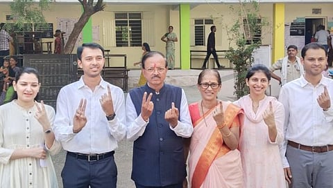 भाजप महायुतीचे उमेदवार डॉ. सुभाष भामरे यांनी कुटुंबीयांसह मतदानाचा हक्क बजावला. यावेळी उपस्थित डॉ. बीना भामरे, डॉ. राहुल भामरे, डॉ. आराधना भामरे, रोहन भामरे व अनुजा भामरे. (छाया : यशवंत हरणे)