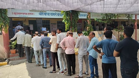 मीनाताई ठाकरे मनपा शाळेत मतदान करण्यासाठी झालेली नागरिकांची गर्दी.
