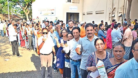 नाशिक : शहरातील मतदान केंद्राबाहेर भर उन्हात मतदारांच्या लागलेल्या रांगा.
(छाया : हेमंत घोरपडे)