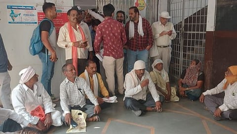 मनमाड : युनियन बँकेच्या मनमाड शहर शाखेत फसवणूक झालेले खातेदार निदर्शन करताना.