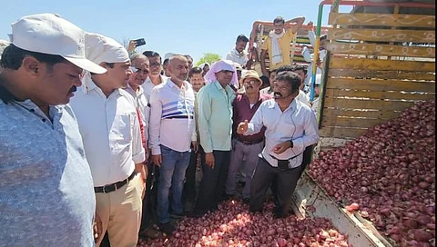 Onion Auction Nashik | तब्बल 36 दिवसांनंतर मनमाड, नांदगावला कांदा लिलाव सुरू