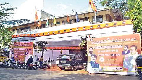मनसेच्या राजगड कार्यालयाबाहेर टाकण्यात आलेला मंडप(छाया-हेमंत घोरपडे)