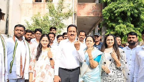 जळगाव : गिरीश महाजन यांनी आपल्या कुटुंबासह मतदानाचा हक्क बजावला