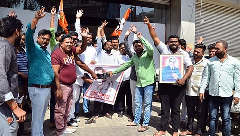 जितेंद्र आव्हाड यांच्या प्रतिमेस जोडे मारो आंदोलन करताना शिवसेना(शिंदे गटा)च्या युवासेनेचे कार्यकर्ते. छाया-हेमंत घोरपडे