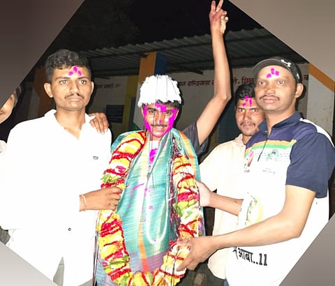 ११ व्या प्रयत्नात दहावीची परीक्षा पास हाेणार्या कृष्णा मुंडेचे सर्वच स्तरातून विशेष कौतूक होत आहे.