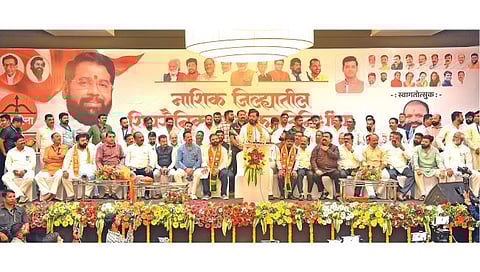 नाशिक : लोकसभा निवडणूक पार्श्वभूमीवर मनोहर गार्डन येथे शिवसेना शिंदे गटाच्या पदाधिकारी आणि कार्यकत्यांचा मेळाव्यात बोलताना मुख्यमंत्री एकनाथ शिंदे. समवेत बबन घोलप, विजय करंजकर, हेमंत गोडसे, अजय बोरस्ते, आ. सुहास कांदे व पदाधिकारी. (फोटो: हेमंत घोरपडे