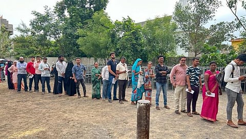 जळगाव : येथील हरी विठ्ठल नगरमधील जिजामाता माध्यमिक विद्यालयात मतदारांनी सकाळपासून मतदानाचा हक्क बजावण्यासाठी लावलेल्या रांगा. (छाया : नरेंद्र पाटील)