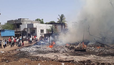 धुळे : वखारीला आग लागल्याने लाखो रुपयांची लाकडे जळून खाक