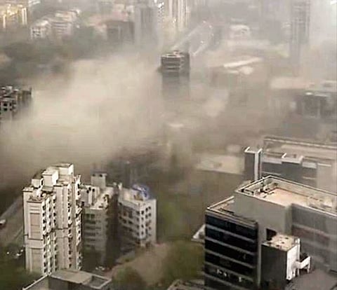Mumbai Hoarding Collapse : धूळ वादळाचा मुंबईला तडाखा; घाटकोपरला अवैध होर्डिंग कोसळून 14 ठार