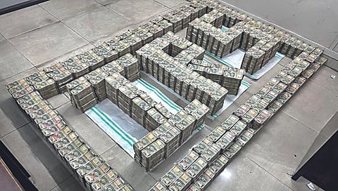 नाशिक : आयकर विभागाच्या छाप्यात आढळून आलेली रोकड. तसेच जप्त केलेल्या रोकडची तयार केलेली 'आयआरएस' प्रतिकृती.