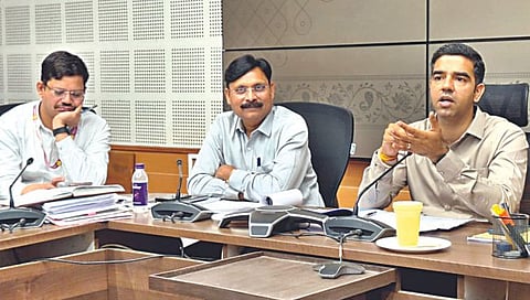 नाशिक : जिल्ह्यातील लोकसभा निवडणूक तयारीचा आढावा घेताना मुख्य निवडणूक अधिकारी एस. चोक्कलिंगम्. समवेत जलज शर्मा, संदीप कर्णिक, डॉ. अशोक करंजकर, विक्रम देशमाने, आशिमा मित्तल, बाबासाहेब पारधे आदी.