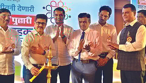 नाशिक : सहकार महापरिषदेचे दिपप्रज्वलन करुन औपचारिक उद्घाटन करताना राज्याचे सहकार आयुक्त शैलेश कोतमिरे, डी. ए. चौगुले, बाजीराव शिंदे, हेमंत फडके, सुरेश वाबळे, प्रशांत भालेराव, मगराज राठी, डॉ. सुनील ढिकले, मिलिंद सजगुरे. (छाया: हेमंत घोरपडे)