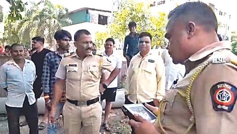 सिडको : फडोळ मळा परिसरात गॅस पाइपलाइन फुटल्याने परिसरात
करण्यात येणारी पाहणी व नागरिकांची झालेली गर्दी.